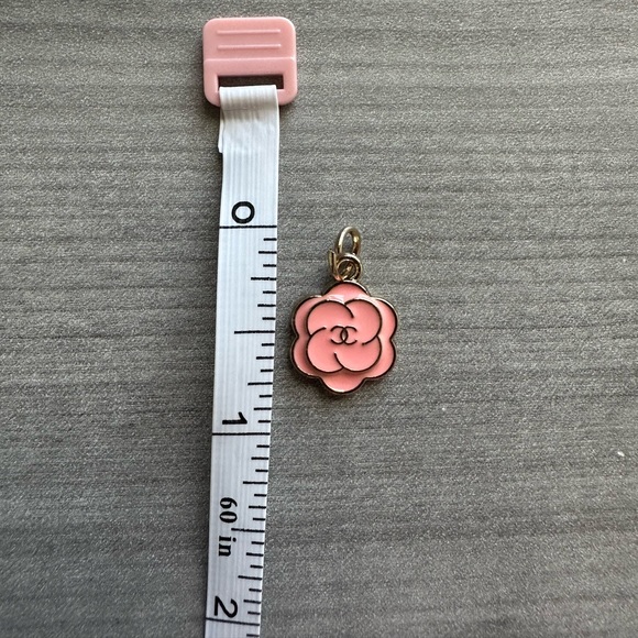 Rare Minu CC Luxury Gold Plated and Pink Enamel Flower  Pendent / Zipper Pull - Picture 6 of 7